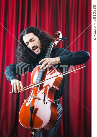Man playing the cello 6810589