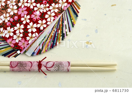 重ねた千代紙と箸 6811730