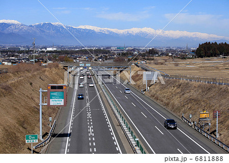 長野自動車道と北アルプスと安曇野 6811888