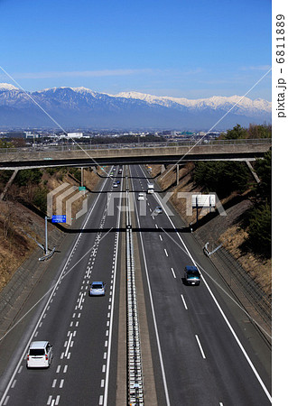 長野自動車道と北アルプスと安曇野 6811889