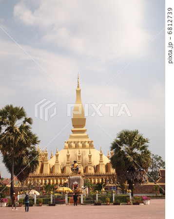 ラオス　ビエンチャン　タート・ルアン正面 6812739