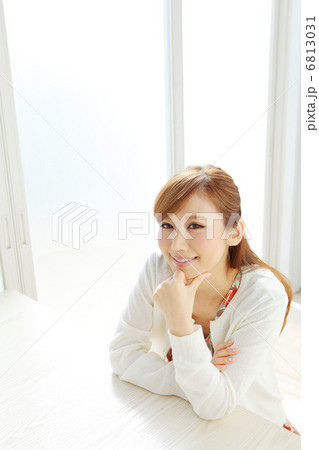 窓辺に座る女性 窓辺に座る女性 6813031