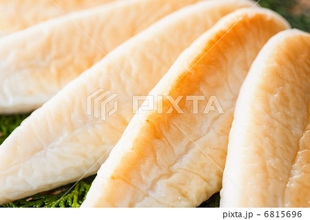 笹かまと檜葉（アップ） 6815696