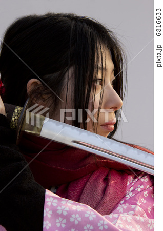 刀を構える姫 歴史 コスプレ コンセプト 戦国時代の写真素材