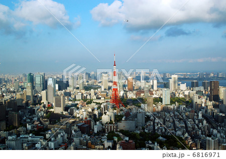 東京タワーと汐留の高層ビル群、東京湾を望む全景 6816971