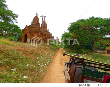 バガン遺跡群を走る馬車 6817322