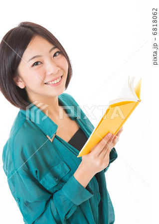 本を読む女性 本を読む女性 6818062