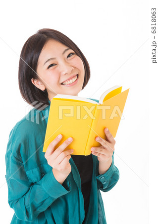 本を読む女性 本を読む女性 6818063