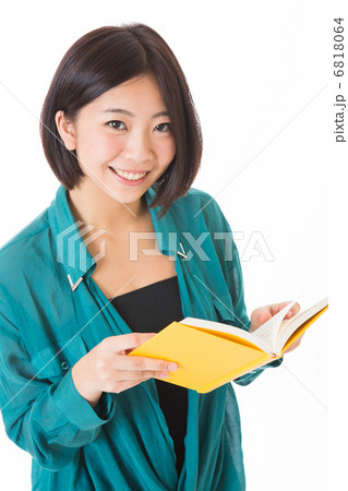 本を読む女性 6818064
