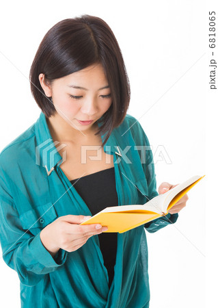 本を読む女性 6818065