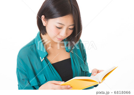 本を読む女性 6818066