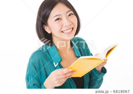 本を読む女性 6818067