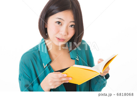 本を読む女性 本を読む女性 6818068