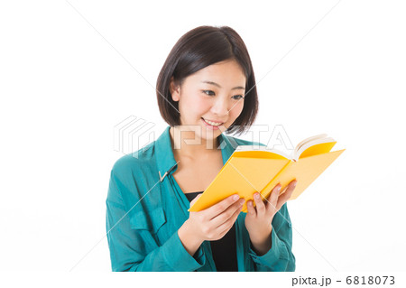 本を読む女性 6818073