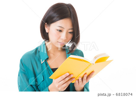 本を読む女性 6818074