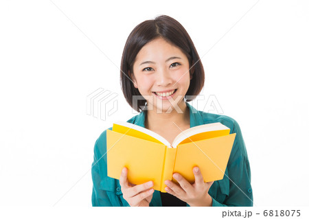 本を読む女性 6818075