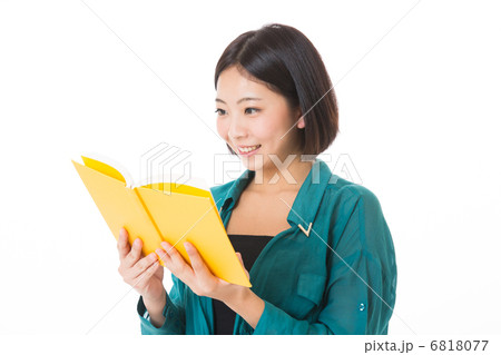 本を読む女性 本を読む女性 6818077