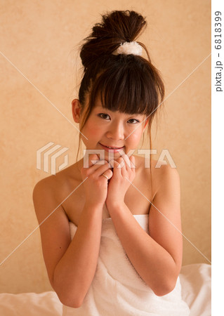 バスタオルを巻いた女性 6818399