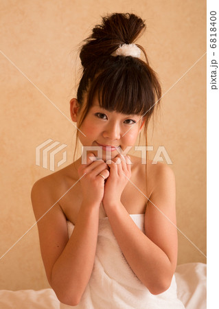 バスタオルを巻いた女性 6818400