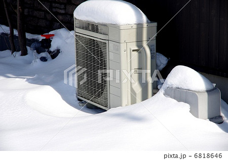 エアコン室外機 雪とエアコン室外機 エアコン室外機 雪とエアコン室外機 6818646