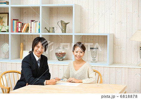 訪問販売で説明する営業マン 6818878