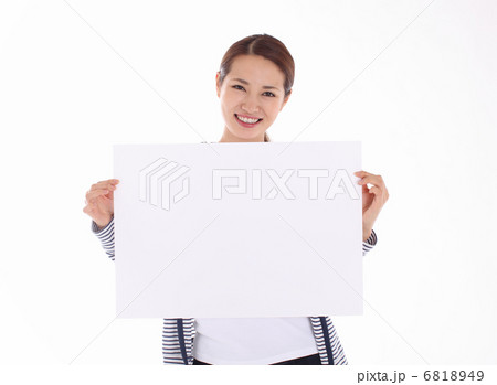 ホワイトボードを持つ女性 6818949