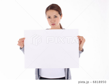 ホワイトボードを持つ女性 6818950