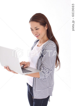 ノートパソコンと若い女性 6819083