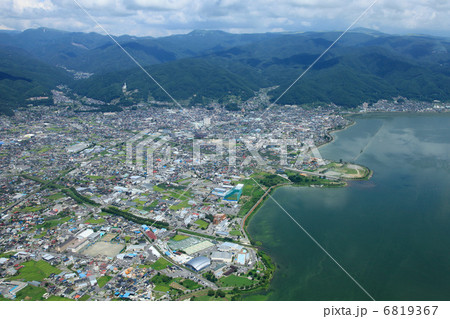 西から見る下諏訪町と諏訪湖の空撮 6819367