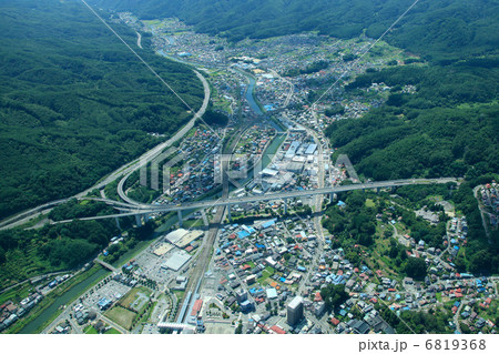 東から見る岡谷ジャンクションと岡谷市街地の空撮 6819368