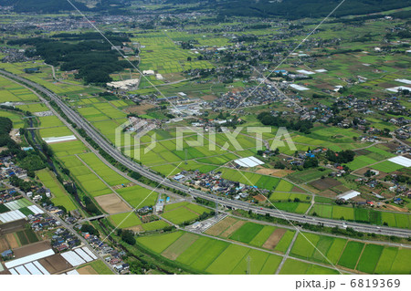 南から見る長野自動車道と松本平の水田地帯の空撮 6819369