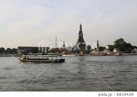 チャオプラヤー川と暁の寺院 6819436