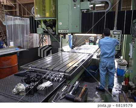 働く人　労働　町工場　金属加工　機械加工　 6819579