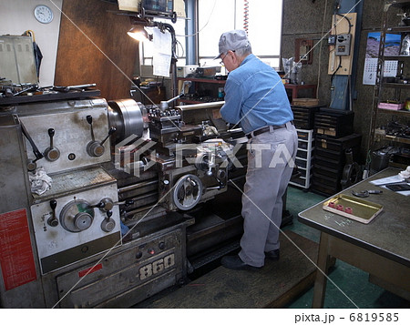 働く人　労働　町工場　金属加工　機械加工　 6819585