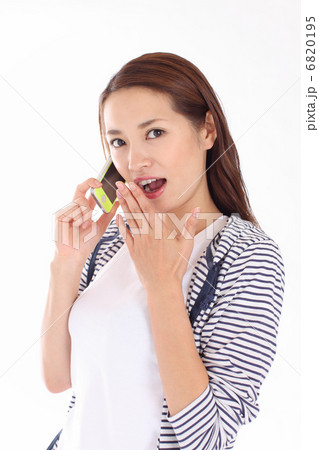 スマートフォンと女性 6820195