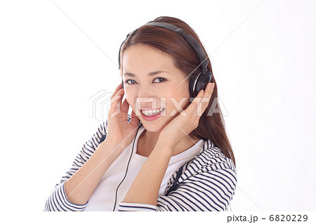 スマートフォンで音楽を聴く 6820229