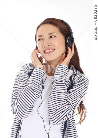 スマートフォンで音楽を聴く 6820235