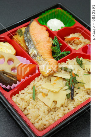 おいしい春野菜と鮭塩焼き弁当 6820591