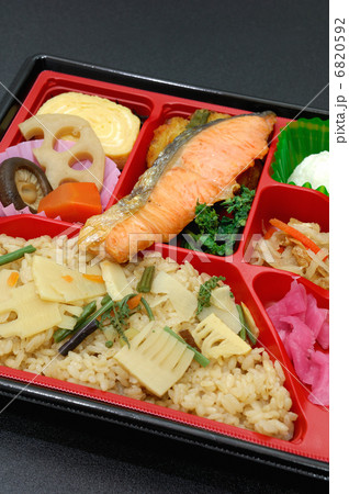 おいしい春野菜と鮭塩焼き弁当 6820592