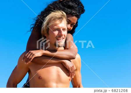 Couple in summer at the beach 6821208