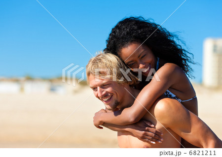 Couple in summer at the beach 6821211