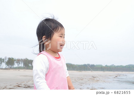 浜辺で遊ぶ女の子 6821655