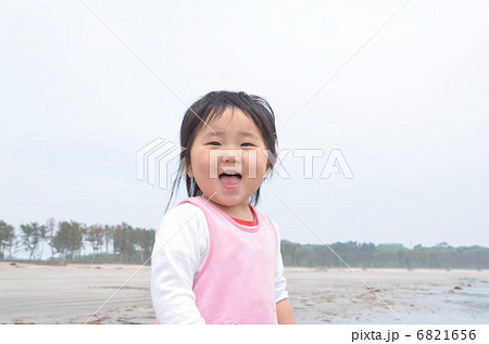 浜辺で遊ぶ女の子 6821656