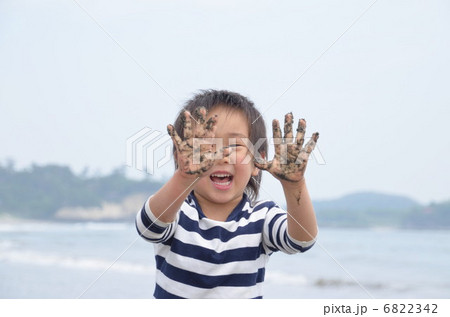 砂だらけの手を見せる男の子 6822342