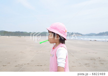 シャボン玉で遊ぶ女の子 シャボン玉で遊ぶ女の子 6822469