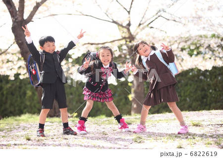 桜とランドセルと友達の写真素材 6822619 Pixta