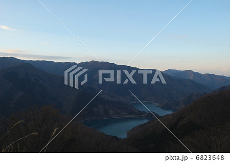 奥多摩周遊道路・月夜見第一駐車場から見た奥多摩湖 6823648