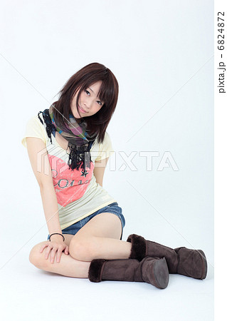 若い女性　ファッション 6824872