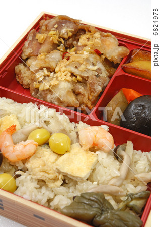 おいしい鶏肉と五目おこわ弁当 6824973