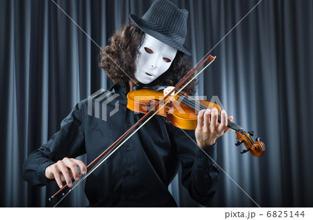 Man playing the cello 6825144